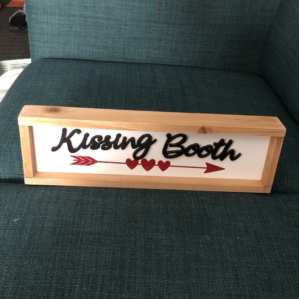📦 Wooden Kissing Booth Sign with Red Hearts Arrow